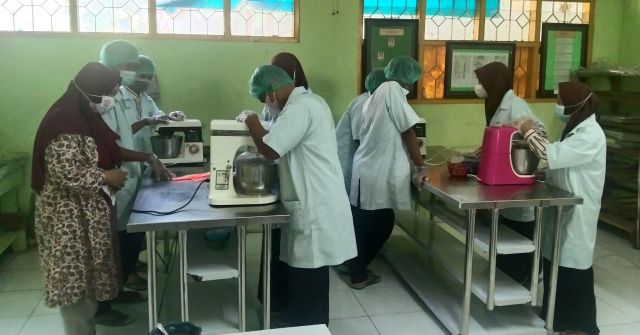 UJI KOMPETENSI PSKK 2021 SKEMA PENGOLAHAN ROTI DI TUK SMKN 1 NGULING