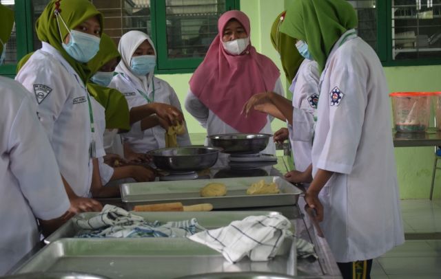 UJI KOMPETENSI PSKK 2021 SKEMA PENGOLAHAN ROTI DI TUK SMKN KUDU JOMBANG